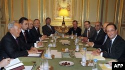 Қазақстан президенті Нұрсұлтан Назарбаев (сол жақ шетте) пен Франция президенті Франсуа Олланд (оң жақ шетте) ресми кездесуде отыр. Париж, 21 қараша 2012 жыл.