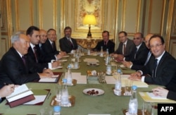 Президент Казахстана Нурсултан Назарбаев на обеде с президентом Франции Франсуа Олландом (справа). Париж, 21 ноября 2012 года.