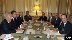 Встреча президента Казахстана Нурсултана Назарбаева (слева) с президентом Франции Франсуа Олландом (справа). Париж, 21 ноября 2012 года. 