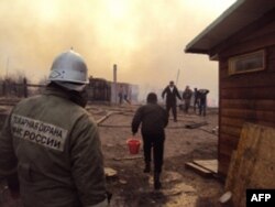 В Чапаево, расположенное в 13 километрах от Абакана, пожарные и скорая едут из районного центра, Усть-Абакана, расстояние до которого в два раза больше