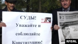 Евгений Жовтисті қолдаушылар акциясы. Орал, 12 қазан 2009 жыл.