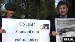 Участники акции протеста в поддержку Евгения Жовтиса. Уральск, 12 октября 2009 года.
