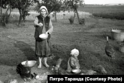 Маці Петрыка Ганна Таранда корміць птушанят, вёска Зарытава, 1952 год