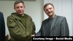 Лидер партии "Смена" Тадеуш Пискорский (справа) с лидером донецких сепаратистов Александром Захарченко 