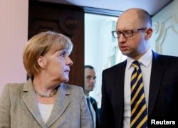 Angela Merkel cu premierul Ucrainei Arseni Iațeniuk.