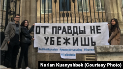 Студенты из Казахстана проводят перед посольством Казахстана во Франции акцию в поддержку Асии Тулесовой и Бекбарыса Толымбекова, арестованных в Алматы за баннер «от правды не убежишь». Париж, 24 апреля 2019 года. 