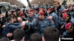 Полицейские удаляют протестующих с проезжей части улицы, Ереван, 14 марта 2019 г.