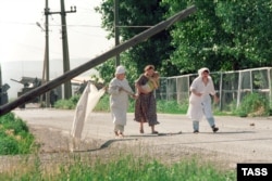 Заложницы, выпущенные из городской больницы Буденновска. Фото Сергея Величкина и Николая Малышева. 16 июня 1995 года