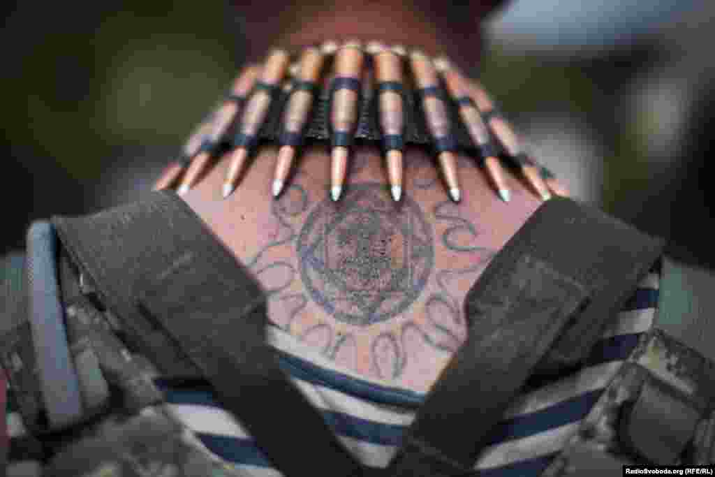 Багато бійців роблять татуювання з патріотичною чи військовою символікою в перерві між боями. На фото один із варіантів таких &laquo;шедеврів&raquo;, прикрашений орнаментом із бойових куль
