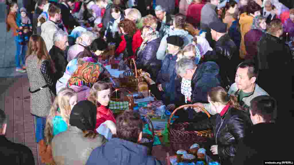Belarus - Holy Saturday in Minsk churches, Consecration of Easter meals, 11Apr2015
