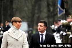 Volodymyr Zelenskiy and then-Estonian President Kersti Kaljulaid during a welcoming ceremony in Tallinn for the visiting Ukrainian president on November 26, 2019.