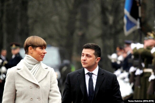Volodymyr Zelenskiy and then-Estonian President Kersti Kaljulaid during a welcoming ceremony in Tallinn for the visiting Ukrainian president on November 26, 2019.