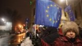 Protestatară la București în seara în care România a preluat președinția rotativă a Consiliului UE. 10 ianuarie 2019
