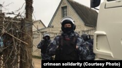 Російське ФСБ обшукує будинки кримських татар анексованому Крим. 27 березня 2019 року