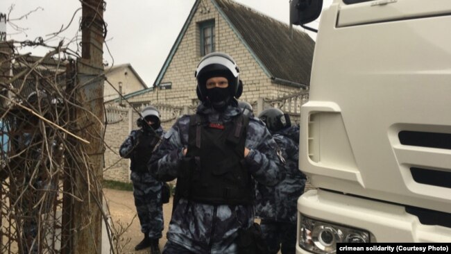 Сотни силовиков на улицах Крыма. Массовые обыски у крымских татар (фотогалерея)