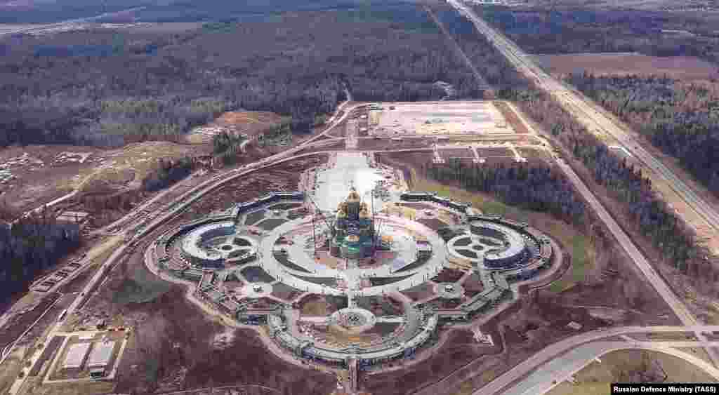 Вид с высоты птичьего полета на строящийся главный храм вооруженных сил России в подмосковной Кубинке. Работы должны быть завершены к 9 мая, 75-летней годовщине победы СССР над нацистской Германией в 1941 году. 