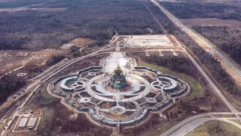 Главный храм Минобороны России с портретами Сталина и Путина