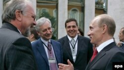 В разговоре с президентом Павел Гусев, Виктор Лошак и Александр Любимов предпочли улыбаться