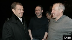 Дмитрий Медведев на репетиции "Машины времени" в Барнауле. Слева направо: Дмитрий Медведев, Евгений Маргулис, Андрей Макаревич. Февраль 2008