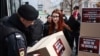 Поліція відбирає у активістів коробки з підписами