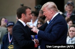 Dacă americanii se vor retrage de pe scena europeană, francezii vor să preia un rol mai important în coordonarea continentului. Emmanuel Macron cu Donald Trump la comemorarea D-Day din Normandia, 6 iunie 2019.