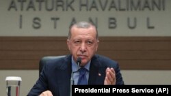 Турскиот претседател Реџеп Таип Ердоган пред заминувањето во Босна и Херцеговина на аеродромот во Истанбул