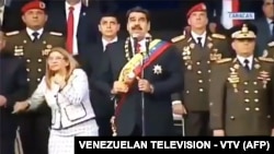 Stop-cadru din înregistrarea video în care se aude detunătura în timpul discuției lui Nicolas Maduro.