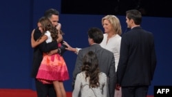АҚШ президенттігінен үміткер Митт Ромни дебаттан кейін немересін құшақтап тұр. Денвер, 3 қазан 2012 жыл.