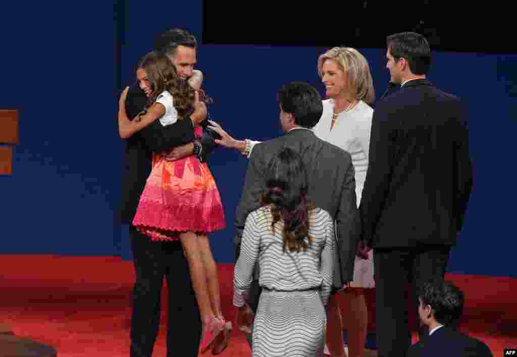 Митт Ромни поднимает внучку на сцене после первых дебатов. По общим оценкам, он одержал решительную победу. 