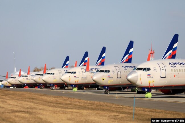 Самолеты на стоянке в аэропорту Красноярска