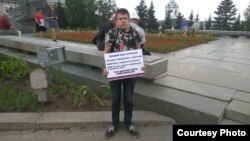 Алексей Бояров на одиночном пикете в Казани. Июнь, 2019 год