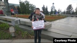 Алексей Бояров на одиночном пикете в Казани. Июнь, 2019 год