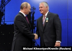 Владимир Путин вручает Рексу Тиллерсону орден Дружбы народов. 21 июня 2013 года