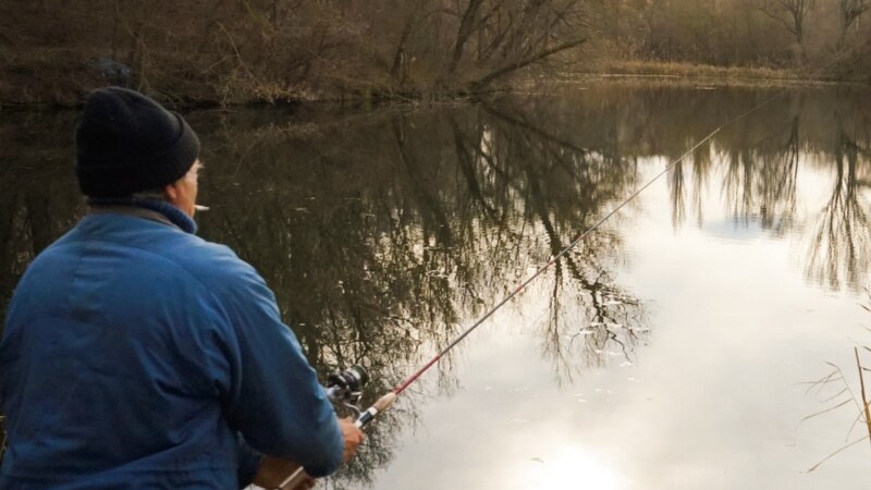 В Керчи продолжают рыбачить на реке Мелек-Чесме, несмотря на запрет – власти