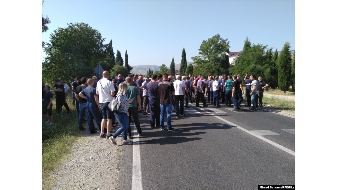 Radnici Aluminija odlučili su se na protestno okupljanje na magistralnom putu