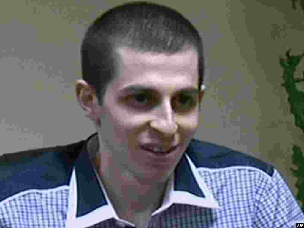 Eipat - Izraelski vojnik Gilad Šalit (24), koji je proveo pet godina u zarobljeništvu radikalne palestinske organizacije Hamas, predat je izraelskim vlastima. Za egipatsku televiziju dao je prvi intervju,18.10.2011. 