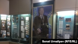 Экспозиции, посвященные президенту Казахстана Назарбаеву в областном краеведческом музее. Уральск, 6 июня 2018 года.