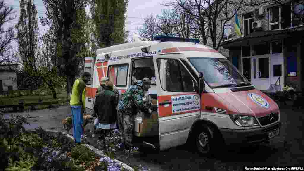 Розвантаження медичного обладнання та медикаментів від волонтерів у лікані селища Новоайдар, Луганська область, 18 жовтня 2016 року ДИВИТИСЬ ФОТОГАЛЕРЕЮ:&nbsp;Буденність Донбасу у фотографіях