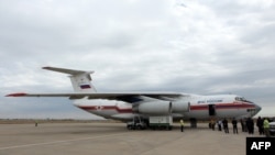 هواپیمای روسی حامل کمک‌های انسان‌دوستانه در فرودگاه بغداد. ۲۱ اکتبر ۲۰۱۴
