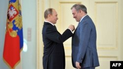 Валерий Гергиев (справа) получает от Владимира Путина звание Героя труда, 1 мая 2013