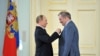 Президент Владимир Путин вручает орден Валерию Гергиеву