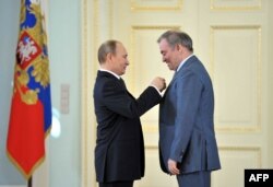 Președintele Vladimir Putin acordînd titlul de „Eroul al muncii” lui Valeri Gergiev în 2013