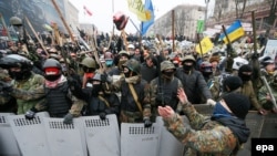 Украиналик норозилар 8 февраль куни Киевда уюштирган намойиш.