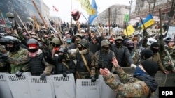 Участники протестов у одной из своих баррикад в Киеве 8 февраля