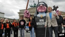 Жертвы сексуального насилия со стороны священников проводят акцию протеста у Бранденбургских ворот в Белине.