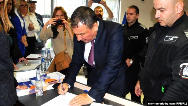 Николай Димитров подписва клетвения си лист