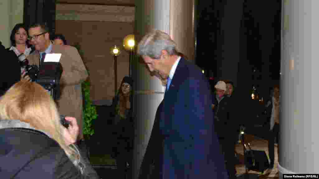 Secretarul de stat american John Kerry intră în reşedinţa de stat de la Chişinău