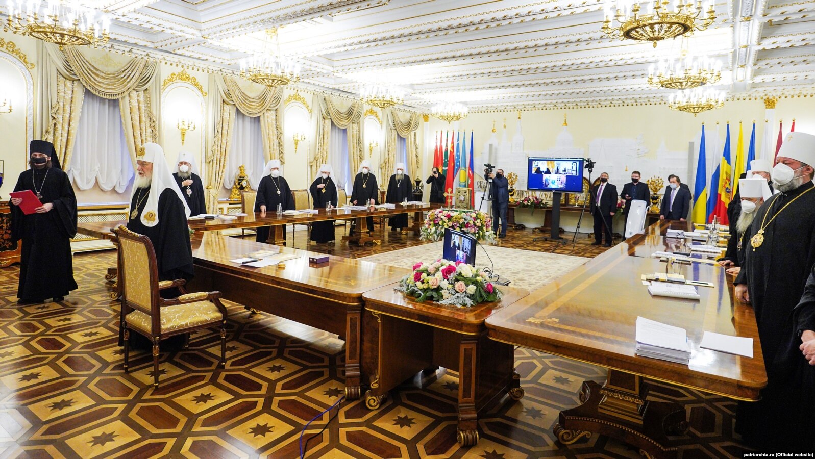 Москва, 29 грудня 2021 року. Засідання Синоду РПЦ, на якому ухвалили рішення щодо Африки. І, як засвідчує ця фотографія, таке рішення ухвалили в залі, де встановлений державний прапор України, поруч із прапором Росії (у правій частині світлини)
