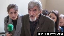 Юрія Дмитрієва (в центрі) звинувачують у педофілії
