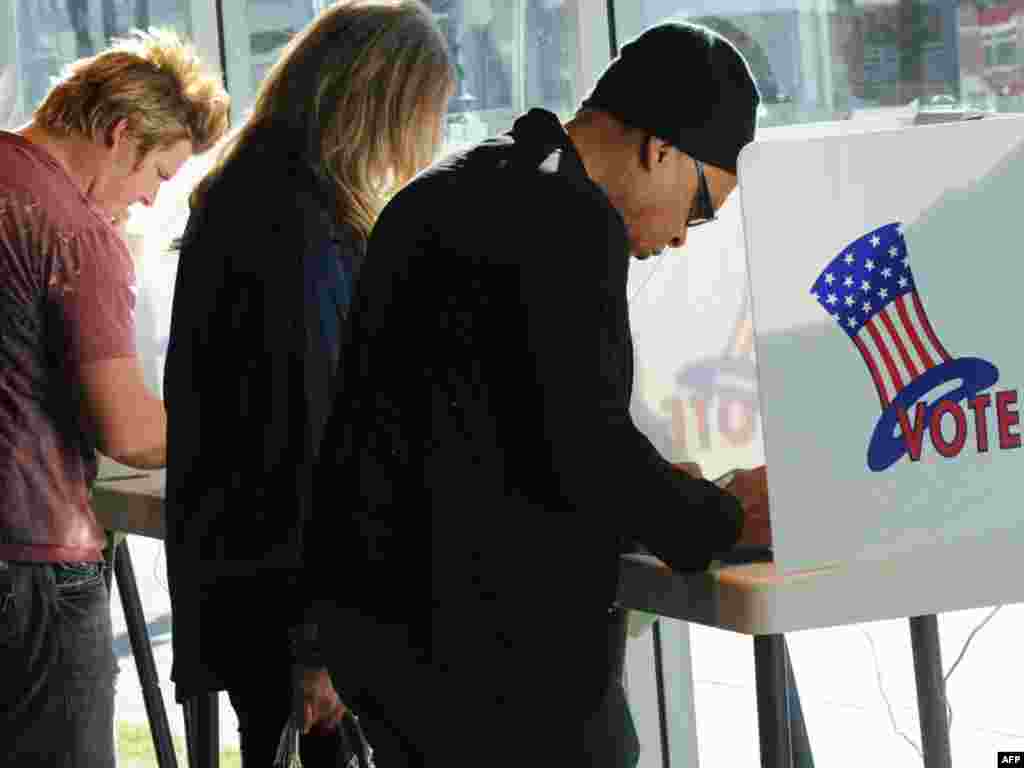 U.S. -- Residents turn out to vote in mid-term elections at a polling place inside a luxury car dealer in Beverly Hills, California, 02Nov2010 - United States--, Beverly Hill : Residents turn out to vote in mid-term elections at a polling place inside a luxury car dealer in Beverly Hills, California, on November 2, 2010. The nation's mood was dark as Democrats rallied desperately to defend President and angry Republicans hoped to deliver a crippling rebuke. AFP PHOTO Mark RALSTON 10POTY